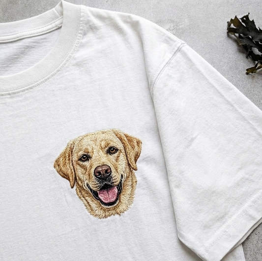 Nyinkommet! Personlig broderad T-shirt med foto av ditt husdjur 🐾