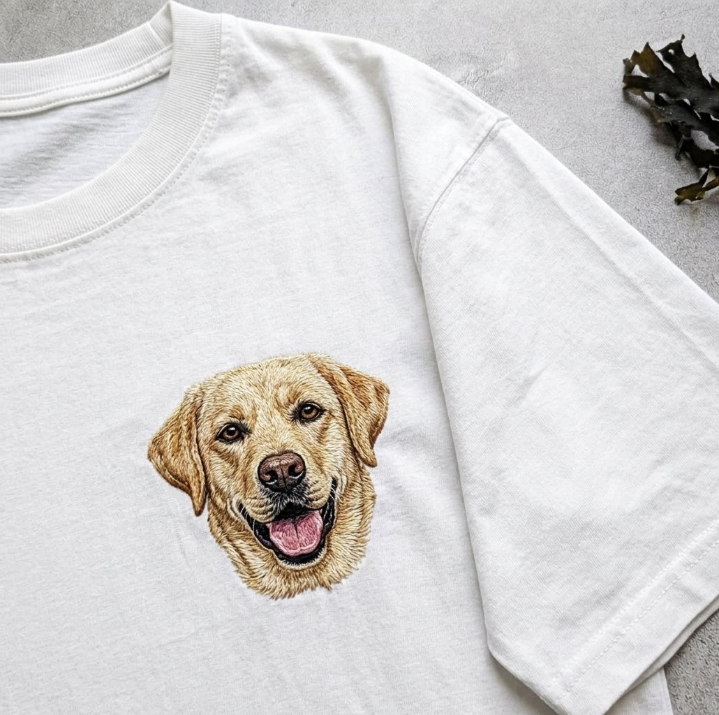 Nyinkommet! Personlig broderad T-shirt med foto av ditt husdjur 🐾