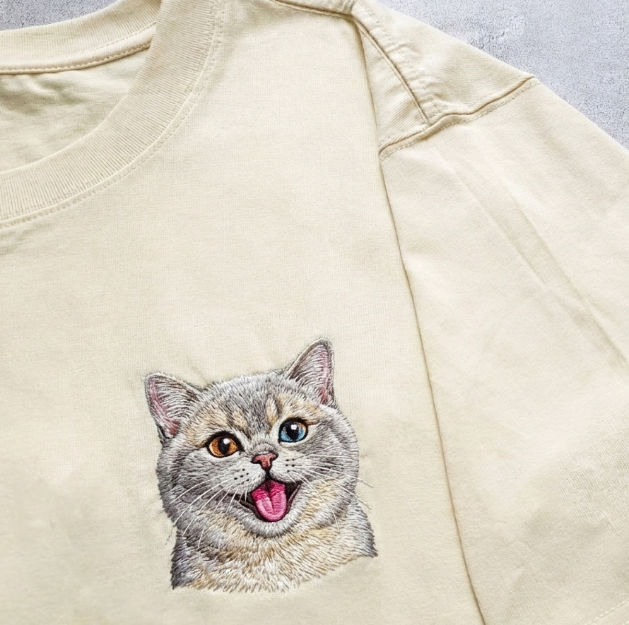 Nyinkommet! Personlig broderad T-shirt med foto av ditt husdjur 🐾