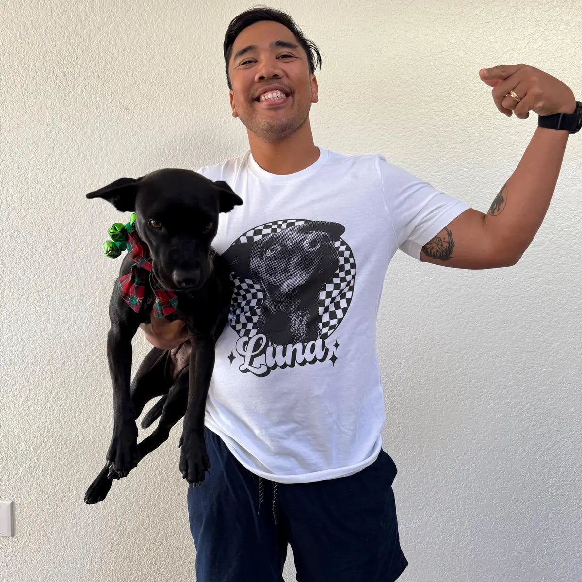 Förvandla ditt älskade hund- eller kattfoto till en unik vintage-inspirerad T-shirt – i svartvitt, endast ett exemplar i världen 「Black and White」