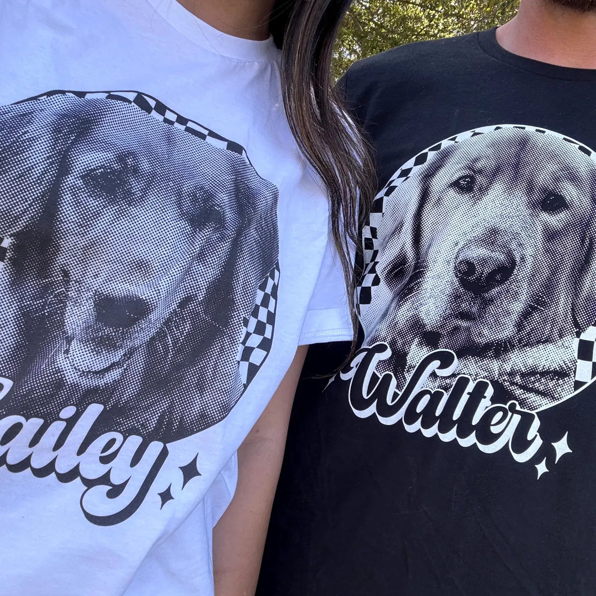 Förvandla ditt älskade hund- eller kattfoto till en unik vintage-inspirerad T-shirt – i svartvitt, endast ett exemplar i världen 「Black and White」