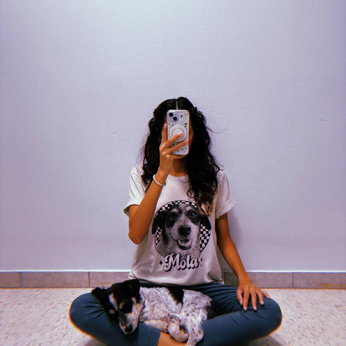 Förvandla ditt älskade hund- eller kattfoto till en unik vintage-inspirerad T-shirt – i svartvitt, endast ett exemplar i världen 「Black and White」