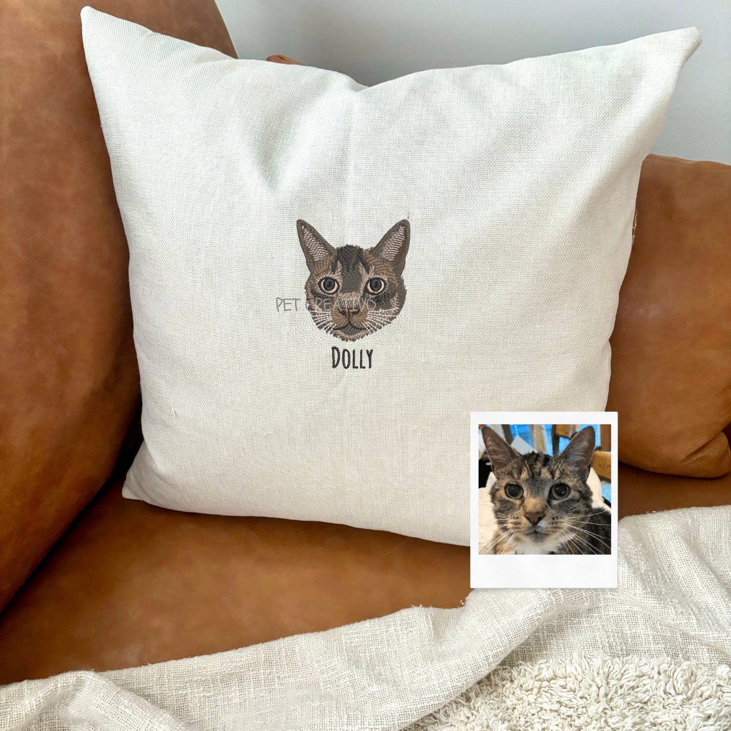 Detta är en broderad kudde med husdjur.
